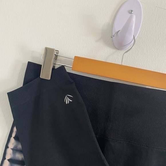 BLACK  FOREVER 21 CALF LENGHT LEGGINGS. - Picture 4 of 8